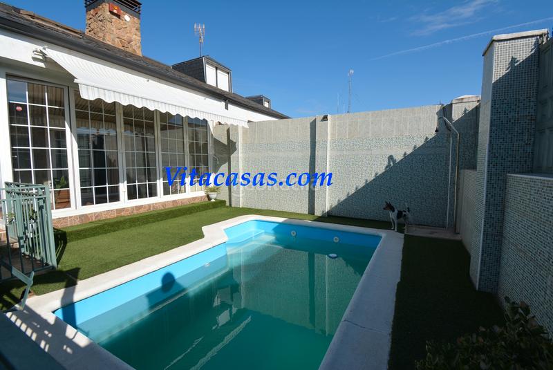 Foto ebf05c92-383c-405d-b5a1-d60bb8be4507. Maison jumelée avec cheminée chauffage parking piscine dans San Martín de la Vega