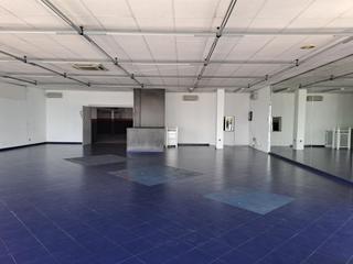 Industrial building in Laguna Park. Venta de nave industrial con escaparate