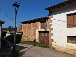 Casa  Calle la regata. Casa de piedra en llanos de penagos. 2 viviendas