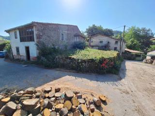 Casa  Calle la regata. Casa de piedra en llanos de penagos. 2 viviendas