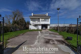 Casa  Avenida josé maría de pereda. Casa en el centro de bezana