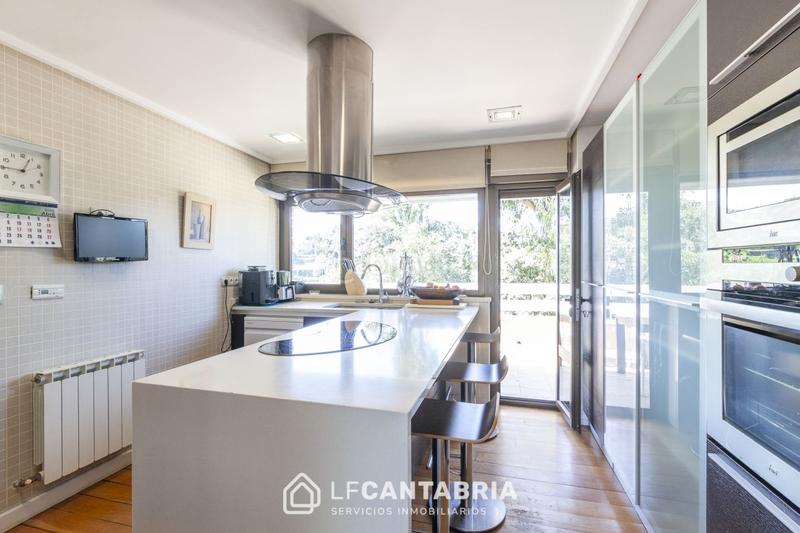 Foto f6d69fb4-3f6b-4ae4-9460-f99995bfa20c. Chalet casa encima del mar en isla en Arnuero