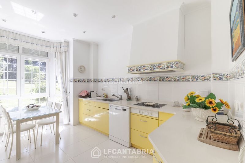 Foto 587e8a79-2d25-4a70-84a5-e1ae628daa49. Casa amb calefacció aparcament piscina a Marina de Cudeyo
