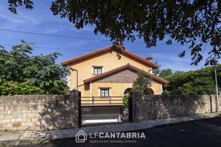 Maison  Calle peñalva. Casona de piedra cerca de comillas
