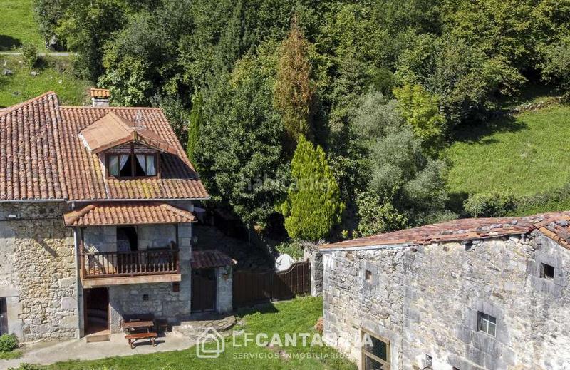 Foto 5e55d64f-8e13-46c0-a5f3-1fc96853bcf0. Casa  montañesa en el pueblo en Miera