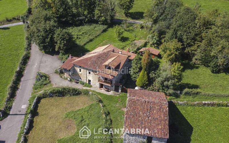 Foto e7ae00a5-68d6-4467-919c-c52ec604f02d. Casa  montañesa en el pueblo en Miera