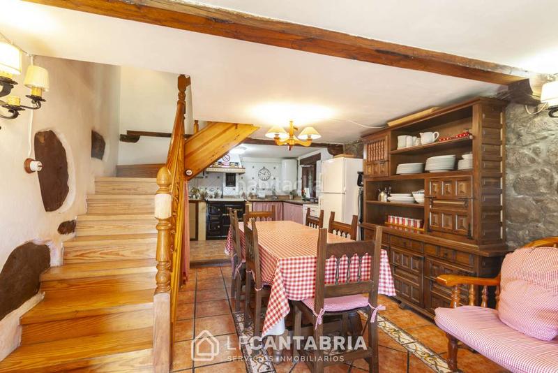 Foto eb914585-60e6-4d4b-8e56-e524858f8969. Casa  montañesa en el pueblo en Miera