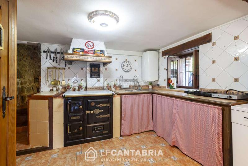 Foto f54b6a5a-3e2f-4c2b-a164-341e5a505705. Casa  montañesa en el pueblo en Miera