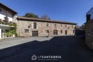 Haus in Nueva Ciudad. Casona de piedra cerca de torrelavega