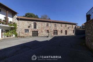 Maison à Nueva Ciudad. Casona de piedra de 1924 con parcela de más de 4.000 m en viérno