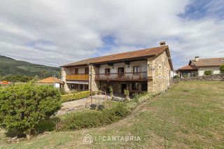 Casa  Barrio iruz. Casa de piedra con terreno.
