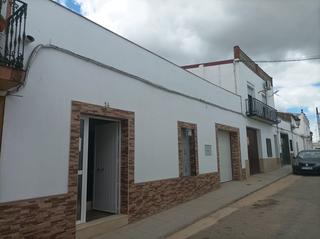Casa  Calle gabriel y galán. Casa reformada con garaje y patio