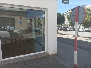 Lloguer Local Comercial a Calle cervantes 2. Local muy centrico, esquina, 2 habitaciones, baño y cocina c/ ce
