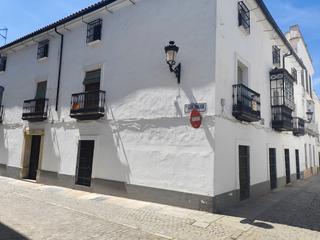 Maison à Calle gobernador 14. Casa esquina con doblados habitable en parte superior