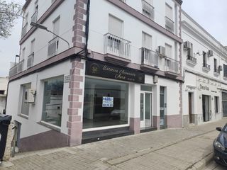 Miete Geschäftsraum in Calle gregorio fernández 8. Local comercial, gran escaparate, varias dependencias. zona de m