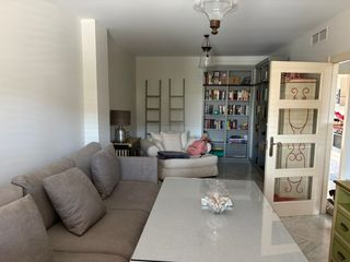 Semi detached house  Calle burguillos 57. Adosado 3 plantas,gran salon, cocina amueblada, 4 dormitorios, 3
