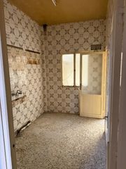 Pis  Calle adelardo covarsí 6. Piso planta baja, para reformar