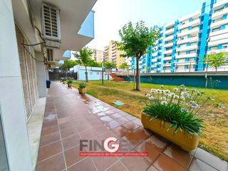Appartement à Els Pins. Piso cerca mar con piscina y jardines