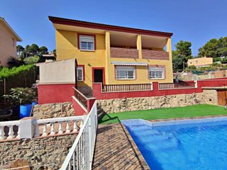 Casa in Carrer pau casals 13. Chalet individual con piscina
