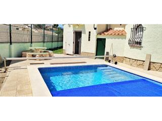House in Calle salvies de les. Chalet independiente con piscina privada en miami playa