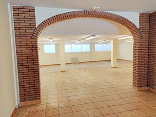 Business premise  Calle del conflent s/n. Local comercial para todo tipo de negocios.