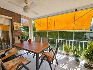 Casa a schiera  Santiago rusiñol. Del jardín a la piscina comunitaria en un paseo pareada esquiner