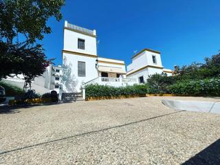 Casa en Playa de la Regla. Amplia casa en playa de regla con 5 dormitorios, 2 baos y jard