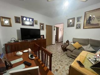 Casa en Centro. Amplia casa de 4 dormitorios en el centro, con patio privado y 1
