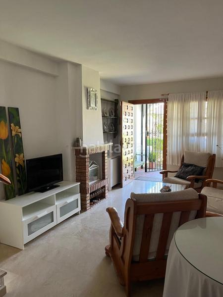 Foto 6ba3995a-1a43-4a17-8687-22b93ed3ea40. Dúplex  en venta con 4 dormitorios, 2 baños y vistas al mar. disfruta de piscina comunitaria en un edificio en buen estado. tu hoga en Mijas