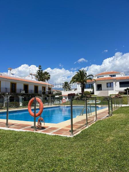 Foto a5ac1d98-a17d-4119-9643-ca8ee2a0b910. Dúplex  en venta con 4 dormitorios, 2 baños y vistas al mar. disfruta de piscina comunitaria en un edificio en buen estado. tu hoga en Mijas