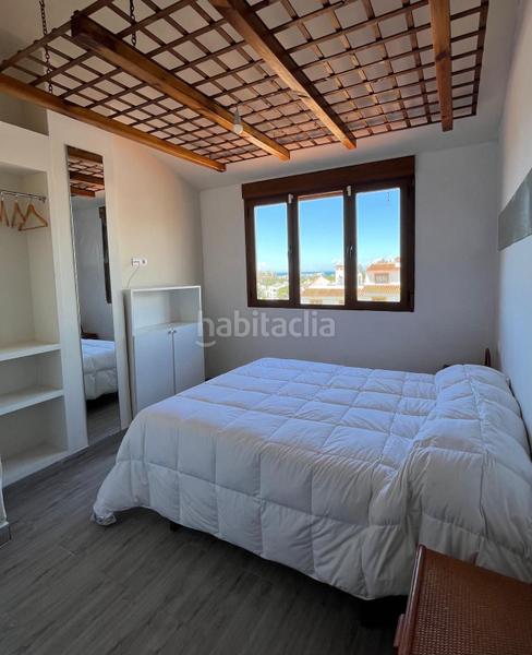 Foto b942364c-c01f-4d6c-9c98-bdf7144c13ad. Dúplex  en venta con 4 dormitorios, 2 baños y vistas al mar. disfruta de piscina comunitaria en un edificio en buen estado. tu hoga en Mijas