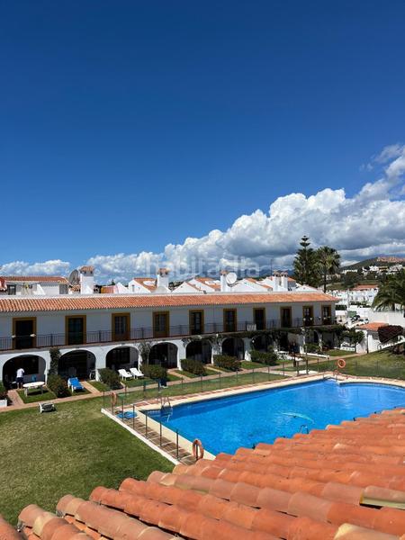 Foto c44d6b66-8c1d-4c51-952f-a9351721f84c. Dúplex  en venta con 4 dormitorios, 2 baños y vistas al mar. disfruta de piscina comunitaria en un edificio en buen estado. tu hoga en Mijas