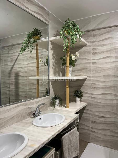 Foto e4701fa3-65e3-4263-9dea-3e5544adc5b5. Dúplex  en venta con 4 dormitorios, 2 baños y vistas al mar. disfruta de piscina comunitaria en un edificio en buen estado. tu hoga en Mijas