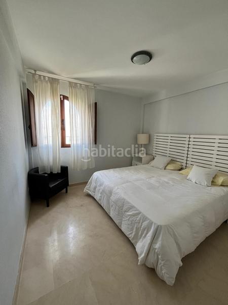 Foto ff3398e9-b371-4430-a424-254c81624c5a. Dúplex  en venta con 4 dormitorios, 2 baños y vistas al mar. disfruta de piscina comunitaria en un edificio en buen estado. tu hoga en Mijas