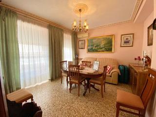 Casa a Almendralejo. Casa de dos plantas independientes con gran cochera, zona santia