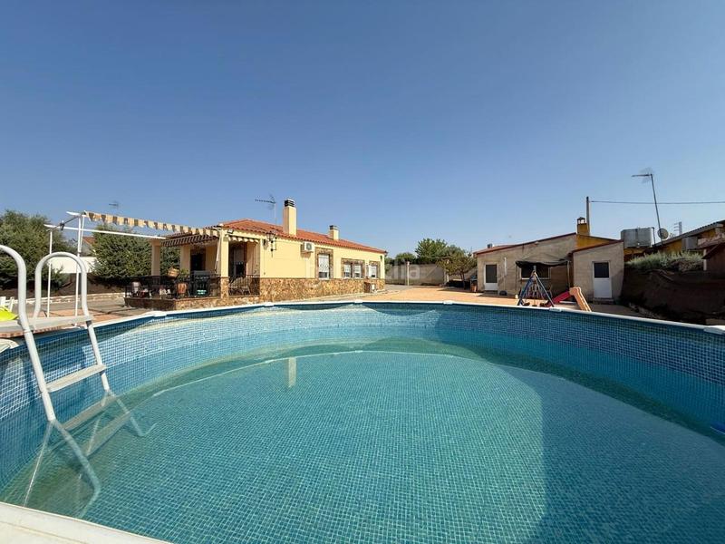 Foto 518f8840-f83a-441c-af41-8cb1265b5e66. Casa chalet no hipotecable en ctra de solana en Almendralejo