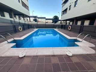 Flat in Zafra. Piso con garaje y piscina comunitaria, ctra vieja