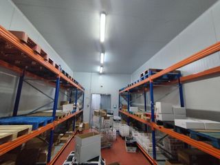 Industrial building in Riba - roja de Túria. Nave de 250m2 con cámaras en ribaroja  venta rentabilidad
