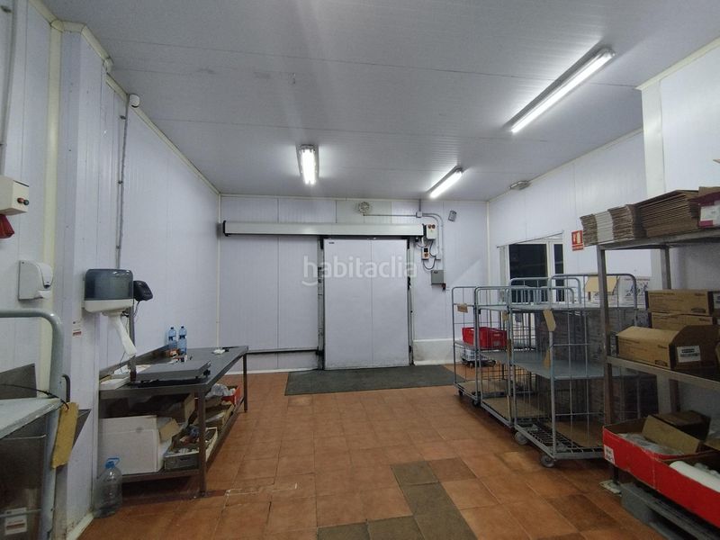 Foto e889ec86-b454-418a-aea8-8f2ce70aa2f8. Nau industrial a Riba - roja de Túria