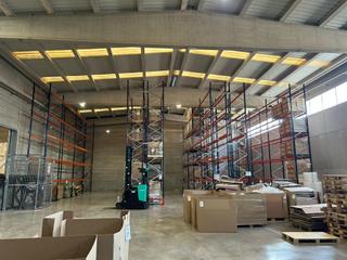 Rent Industrial building in Fuente del Jarro. Nave de 2122 m2 en paterna