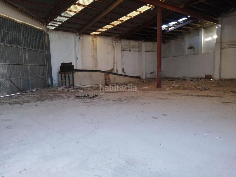 Foto f5ec06f4-a949-484c-8c31-8696f179df83. Bâtiment à usage industriel dans calle quart 11 dans Manises