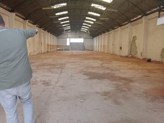 Lloguer Nau industrial a Sedaví. Nave de 900 m2 aprox.  no acceso trailer . zona población.