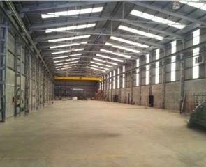 Bâtiment à usage industriel à Centro. Nave de 2000 m2 en chiva con puente grúa y muelle de carga