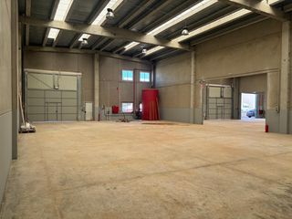 Rent Industrial building in Riba - roja de Túria. 3 naves con total de 1200m2 en ribaroja    libre 31 agosto