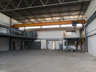 Rent Industrial building in Avenida de Abril-9 de Octubre. Nave de 564m2 en sagunto con puente grúa de 6,4 tn