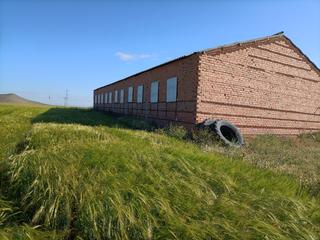 Finca rústica a Villaminaya. Venta o alquiler con opcion de compra naves de 500m2 y 400m2 tot