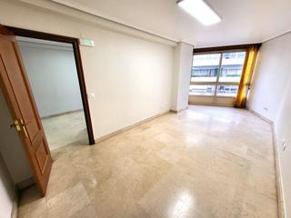 Rent Office space in Avenida da florida 9. Oficina exterior zona plaza américa. aseo. ascensor.