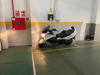 Motorcycle parking in Rúa Bailén 13