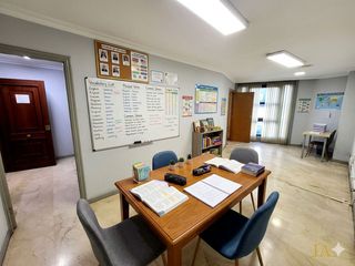 Affitto Ufficio in Avenida do fragoso 6. Oficina exterior zona plaza américa. aseo. ascensor.