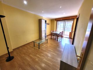 Location Appartement  Rúa de garcía lorca. Semi amueblado, balcón, calefacción incluida, garaje y trastero.